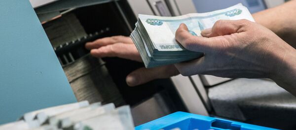 Сотрудница банка считает деньги. Архивное фото - Sputnik Кыргызстан