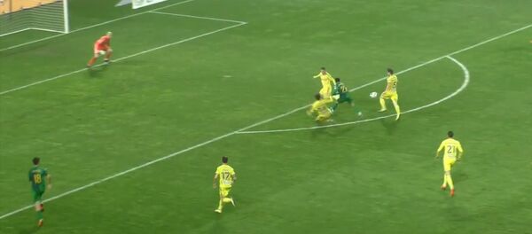 Вселился дух Месси — кыргызстанец показал красивую игру в Беларуси. Видео - Sputnik Кыргызстан