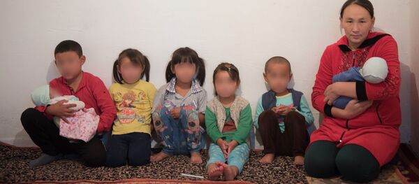 Многодетная семья Наргизы Майрамбек кызы - Sputnik Кыргызстан