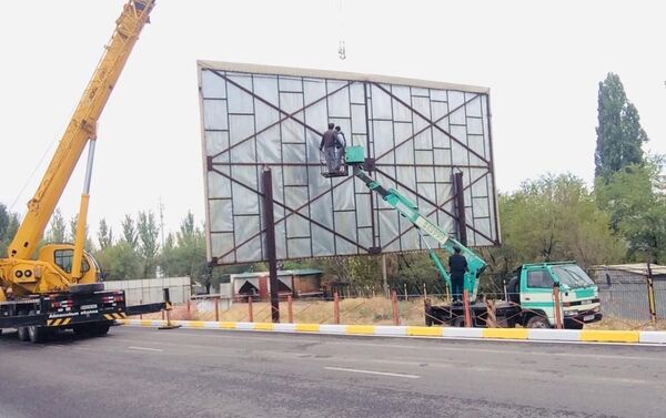 В муниципалитете отметили, что они обратились в суд по вопросу возврата горожанам парка, где был установлен экран - Sputnik Кыргызстан