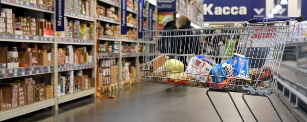 Шаардык супермаркеттин бириндеги азык-түлүк менен араба. Архив - Sputnik Кыргызстан