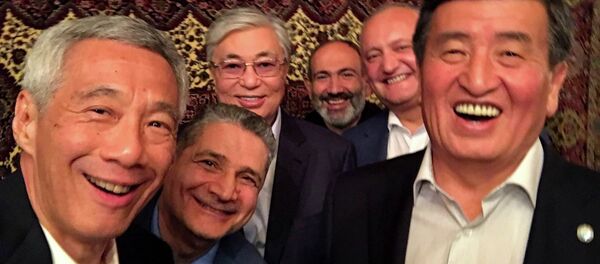 Кыргызстандын президенти Сооронбай Жээнбеков ЕАЭБ өлкөлөрүнүн президенттери жана Сингапурдун премьер-министри менен селфи форматында сүрөткө түштү - Sputnik Кыргызстан