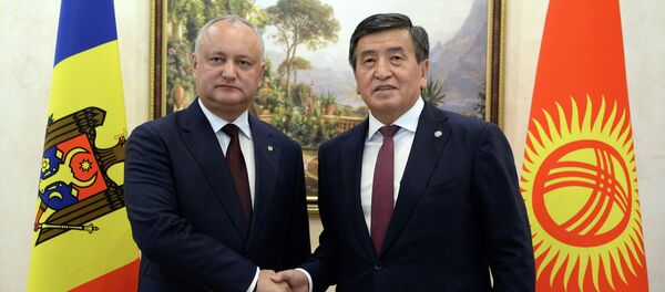 Кыргызстандын президенти Сооронбай Жээнбеков Ереван шаарында Жогорку Евразиялык экономикалык кеңештин (ЖЕЭК) жыйынынын алкагында Молдованын президенти Игорь Додон менен жолугушуу учурунда - Sputnik Кыргызстан