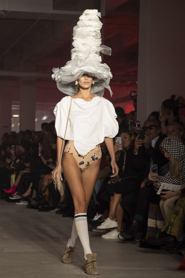 Модель во время показа Vivienne Westwood на Неделе моды в Париже - Sputnik Кыргызстан