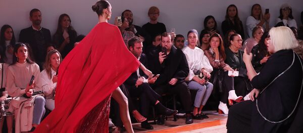 Модель во время презентации коллекции Elie Saab Ready To Wear на Неделе моды Весна/Лето 2020 в Париже - Sputnik Кыргызстан