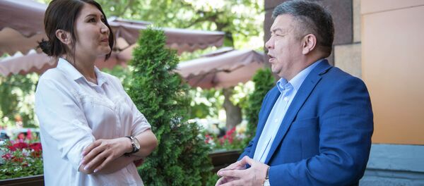 Буюртма макала, кооптуу кесип. Депутат Шыкмаматов журналист Бакашевадан маек алды Буюртма макала, кооптуу кесип. Депутат Шыкмаматов журналист Бакашевадан маек алды - Sputnik Кыргызстан