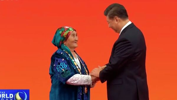 Си Цзиньпин вручил высшую госнаграду этнической кыргызке. Видео - Sputnik Кыргызстан