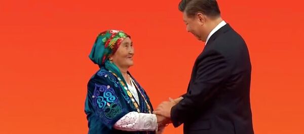 Си Цзиньпин вручил высшую госнаграду этнической кыргызке. Видео - Sputnik Кыргызстан