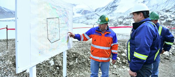 Премьер-министр Мухаммедкалый Абылгазиев посетил комбинат рудника Кумтор Премьер-министр Мухаммедкалый Абылгазиев посетил комбинат рудника Кумтор - Sputnik Кыргызстан