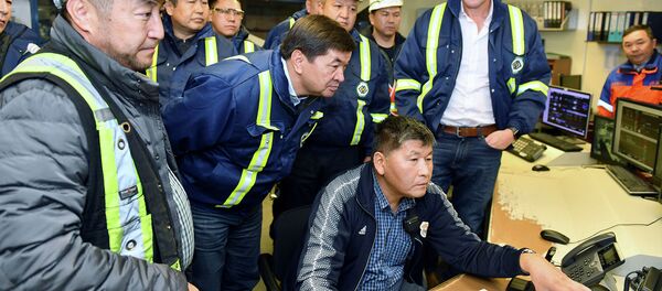 Бывший премьер-министр Мухаммедкалый Абылгазиев на комбинате рудника Кумтор. Архивное фото Бывший премьер-министр Мухаммедкалый Абылгазиев на комбинате рудника Кумтор. Архивное фото - Sputnik Кыргызстан