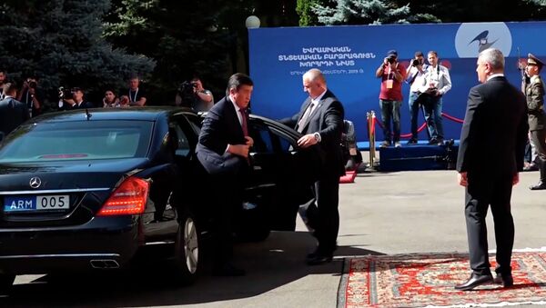 Как лидеры стран ЕАЭС приезжали к месту проведения саммита в Ереване. Видео - Sputnik Кыргызстан