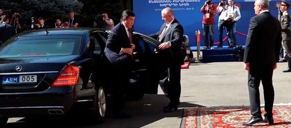 Как лидеры стран ЕАЭС приезжали к месту проведения саммита в Ереване. Видео - Sputnik Кыргызстан