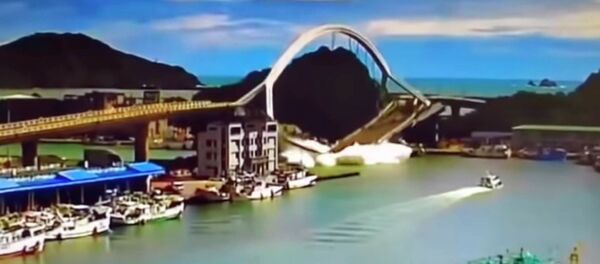 Большой мост внезапно рухнул на лодки с рыбаками — страшное видео с Тайваня - Sputnik Кыргызстан