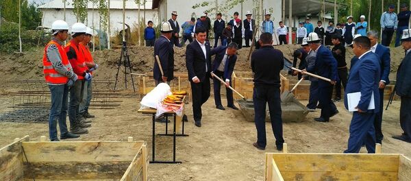 Баткен районунун Тажикстан менен чектешкен Орто-Боз жана Үч-Дөбө айылдарында орто мектептердин курулуш иштери башталды. - Sputnik Кыргызстан