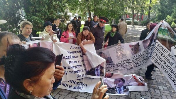 Возле здания Жогорку Кенеша проходит митинг группы родителей, выступающих против денежных сборов в школах Кыргызстана - Sputnik Кыргызстан