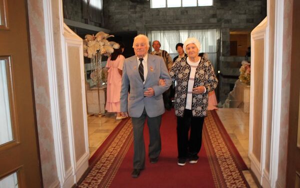 Накануне, 1 октября, аким Свердловского района столицы Мурат Осмонов поздравил 20 пар, которые заключили брак ровно 50, 55 и 60 лет назад, и вручил им подарки - Sputnik Кыргызстан
