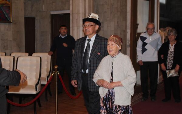 В Бишкеке десятки супружеских пар отметили золотую (50 лет брака), изумрудную (55 лет) и бриллиантовую (60 лет) свадьбы - Sputnik Кыргызстан