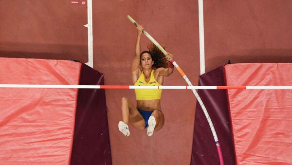 Легкоатлетка из Швеции Ангелика Бенгтссон совершает прыжок в финале соревнований по прыжкам с шестом среди женщин на чемпионате мира по легкой атлетике в Дохе. 29 сентября 2019 года - Sputnik Кыргызстан