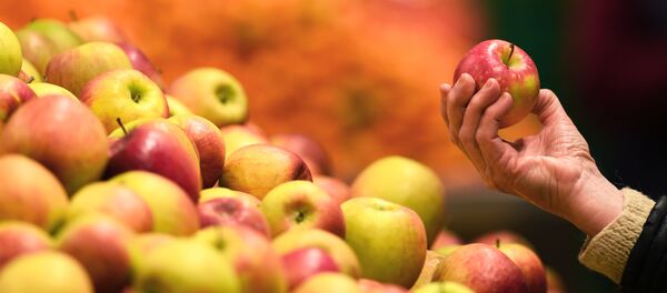 Яблоки на прилавке магазина. Архивное фото - Sputnik Кыргызстан