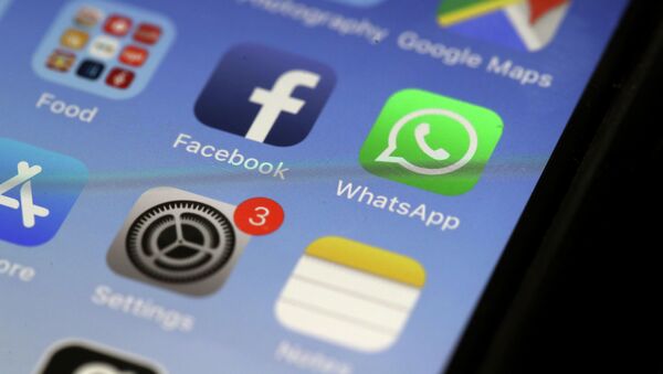 Иконка мессенджера WhatsApp и социальной сети Facebook на экране смартфона. Архивное фото - Sputnik Кыргызстан