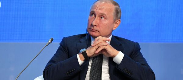 Президент РФ Владимир Путин на третьем международном форуме по энергоэффективности и развитию энергетики Российская энергетическая неделя - 2019 . Президент РФ Владимир Путин на третьем международном форуме по энергоэффективности и развитию энергетики Российская энергетическая неделя - 2019 . - Sputnik Кыргызстан