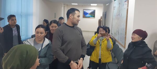 Биринчи Май райондук соту мурдагы президент Алмазбек Атамбаевдин жан сакчысы Канат Сагымбаевдин камактагы мөөнөтүн 9-декабрга чейин узартты - Sputnik Кыргызстан