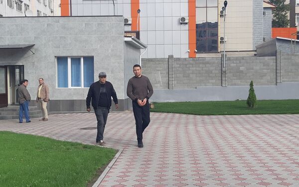 Шектүүнү сотко колуна кишен салып тергөөчүнүн коштоосунда алып келишти - Sputnik Кыргызстан