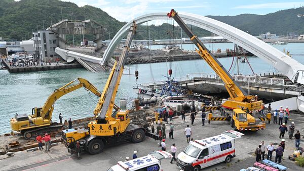 Спасатели работают на месте обрушенного моста на северо-востоке Тайваня . 1 октября 2019 года - Sputnik Кыргызстан