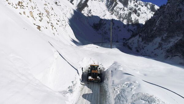 Дорожная техника расчищает автомобильную дорогу от снежной лавины. Архивное фото - Sputnik Кыргызстан