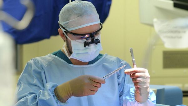 Хирург готовится к операции. Архивное фото - Sputnik Кыргызстан