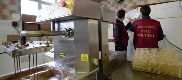 Сотрудники Федеральной Миграционной службы во время рейда ФМС по выявлению нелегальных мигрантов. Архивное фото - Sputnik Кыргызстан