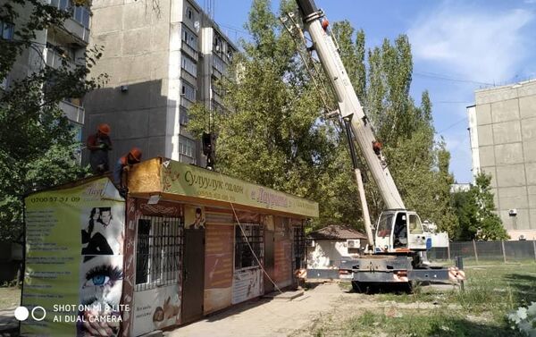 Два контейнера по улице Айни, № 51 и в 12-м микрорайоне демонтированы добровольно. - Sputnik Кыргызстан