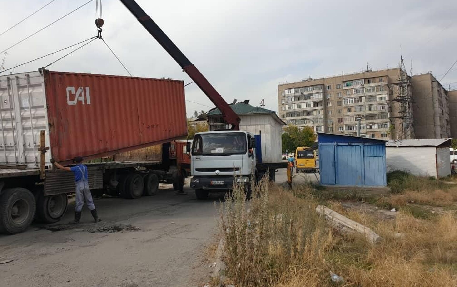 В Бишкеке сносят павильоны на рынке, у автовокзала и жилых домов — фото -  03.10.2019, Sputnik Кыргызстан