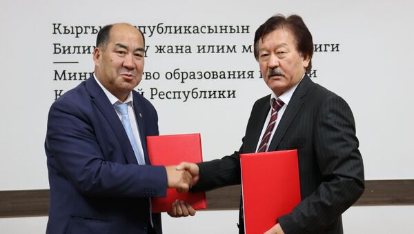 Подписание соглашения министра образования Каныбека Исакова с Азизбеком Эшмамбетовым - Sputnik Кыргызстан
