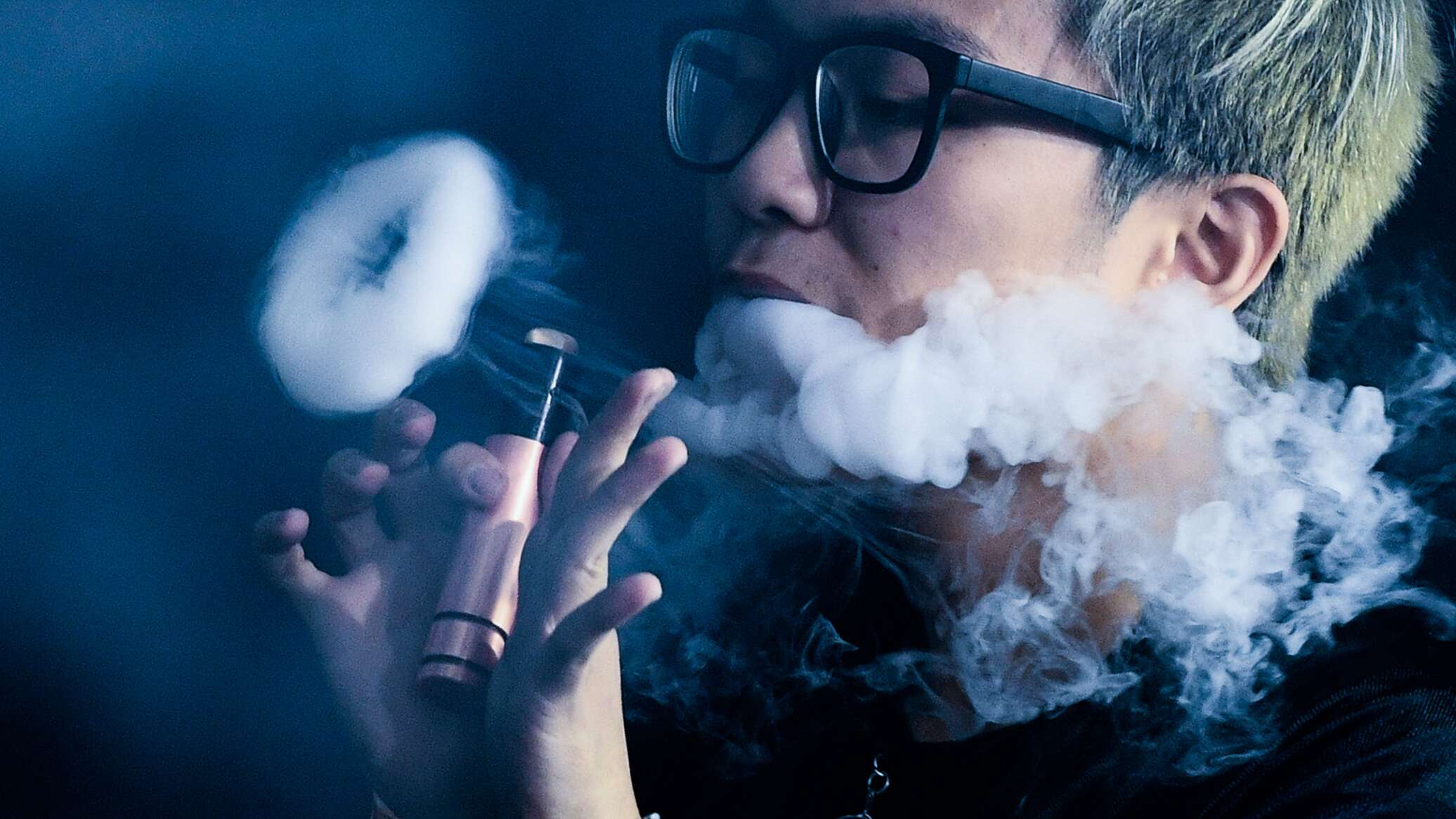 Человек курит электронную сигарету