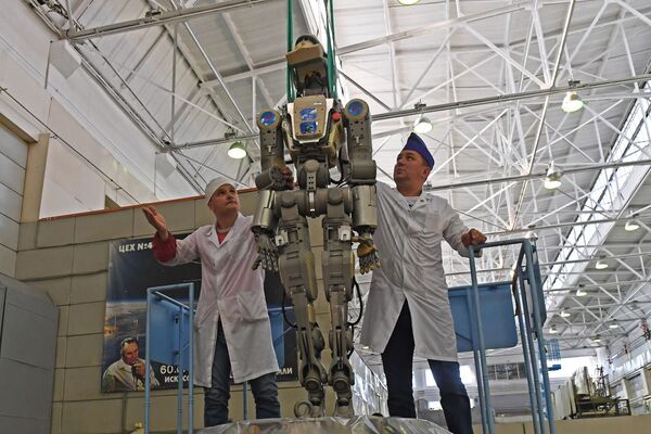 Сотрудники ракетно-космической корпорации Энергия извлекают робота Федора из спускаемого аппарата космического корабля Союз МС-14 после полета на МКС в Московской области - Sputnik Кыргызстан