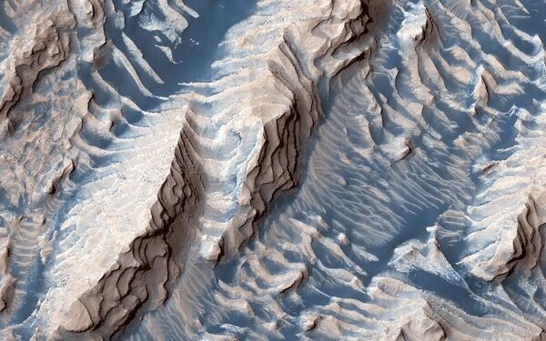 Снимок осадочных пород и песка внутри кратера Даниэльсон на Марсе, сделанный космическим кораблем Mars Reconnaissance Orbiter - Sputnik Кыргызстан