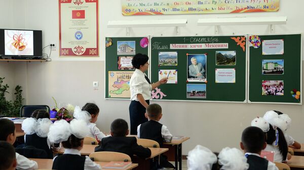 Учительница ведет урок в школе. Архивное фото - Sputnik Кыргызстан