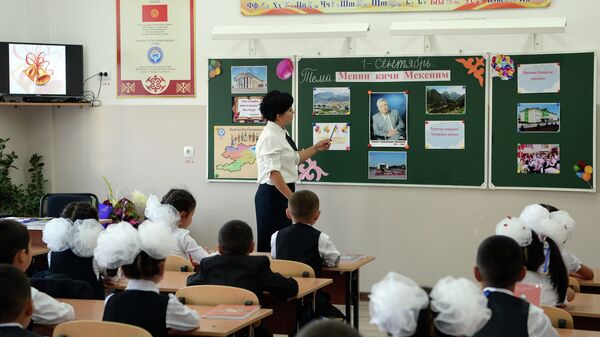 Учитель во время занятий. Архивное фото - Sputnik Кыргызстан