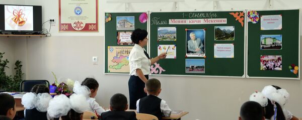 Учительница во время урока в школе. Архивное фото - Sputnik Кыргызстан