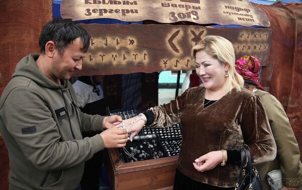 Также проводятся выставка-ярмарка цветов и концертная программа, организованная коллективами театров, филармонии и управления культуры Оша. - Sputnik Кыргызстан
