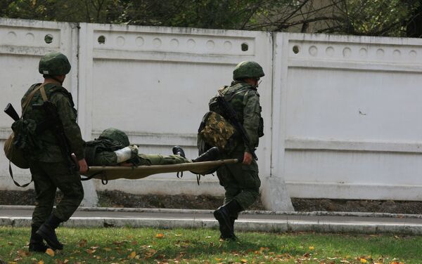Также в рамках учений отработали эвакуацию раненых военнослужащих с поля боя. - Sputnik Кыргызстан