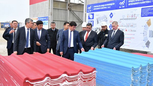 Премьер-министр КР Мухаммедкалый Абылгазиев ознакомился с ходом строительства шиферного завода в городе Кызыл-Кия - Sputnik Кыргызстан