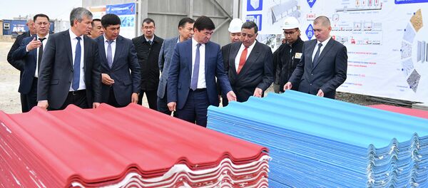 Премьер-министр КР Мухаммедкалый Абылгазиев ознакомился с ходом строительства шиферного завода в городе Кызыл-Кия - Sputnik Кыргызстан