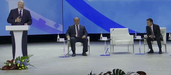 Зеленский трибунада сүйлөп жаткан Лукашенкону чочутту. Видео - Sputnik Кыргызстан