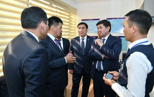 Простые кыргызстанцы и предприниматели не должны испытывать неудобств при получении документов, заявил премьер-министр КР Мухаммедкалый Абылгазиев в ходе рабочей поездки в Ош - Sputnik Кыргызстан