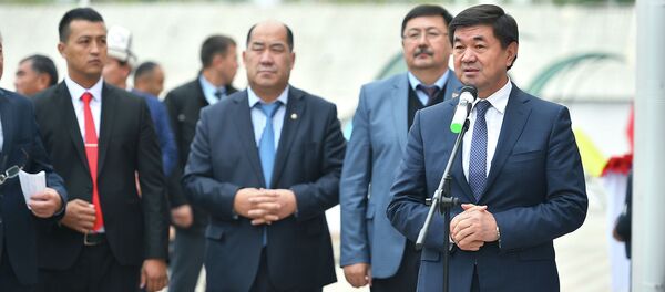 Премьер-министр Мухаммедкалый Абылгазиев Ош облусуна болгон жумуш сапарынын алкагында Ноокат районунун Ак-Булак айылындагы Саты Токторов атындагы орто мектептин ачылышына катышты - Sputnik Кыргызстан