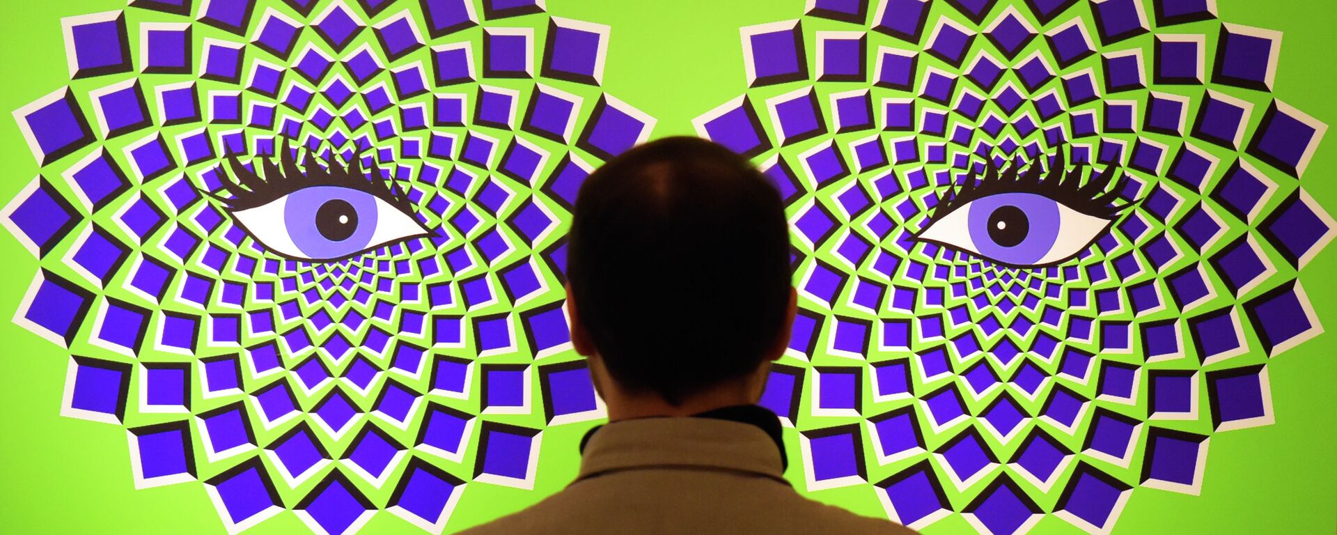 Мужчина стоит напротив экспоната с оптической иллюзией на интерактивной выставке. Архивное фото - Sputnik Кыргызстан, 1920, 01.01.2022