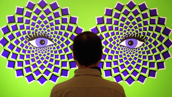 Мужчина стоит напротив экспоната с оптической иллюзией на интерактивной выставке. Архивное фото - Sputnik Кыргызстан