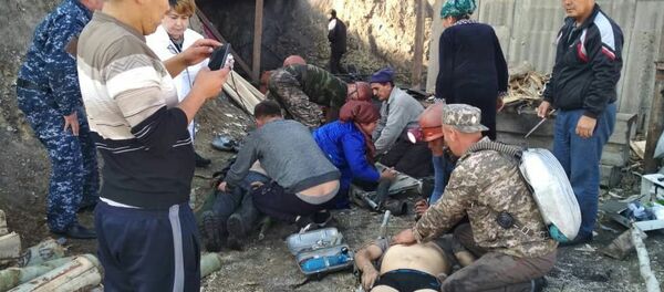 Спасатели оказывают первую помощь пострадавшим рабочим в угольной шахте в Сулюкте  - Sputnik Кыргызстан